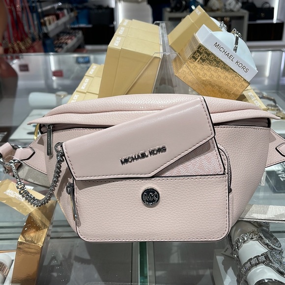 MICHAEL KORS
Maisie Large Pebbled Leather 2-in-1 Sling Pack
LT Powder Blush
NWT - Picture 5 of 16